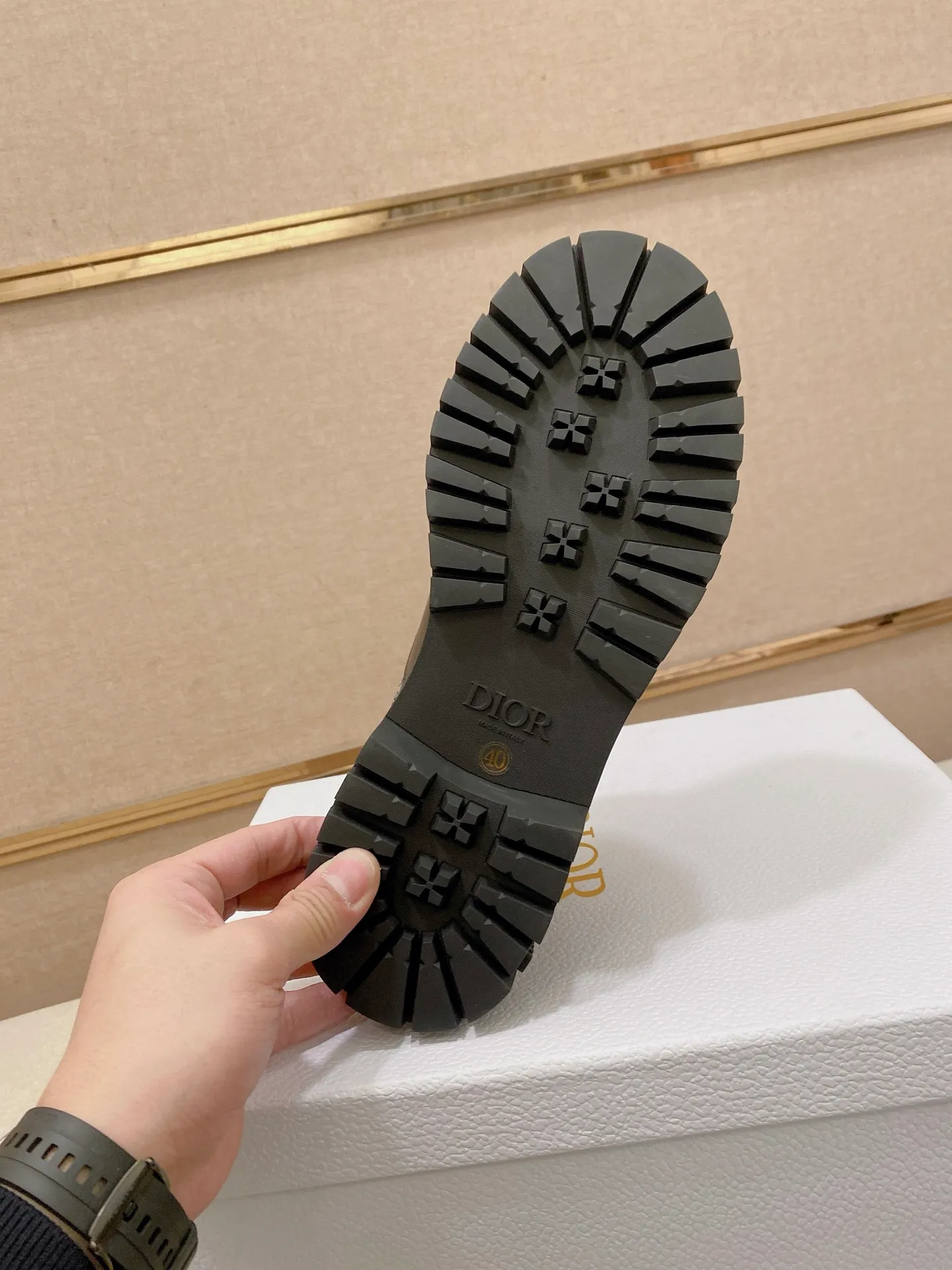 Factory price: 720💰Dior 25 latest men's old-money style leather shoes. They are definitely this year's big hit. They are very good-looking. Simple upper design. Presbyopia embellishment that is highly brand-recognizable. Full of details. The upper foot is grand and the legs are slim. This is just the right thing. Instantly heightens the height. A proper height-increasing tool. The upper is made of imported calfskin. The lining is mixed sheepskin. The original combination rubber outsole. Code number: 39-44. Customized45